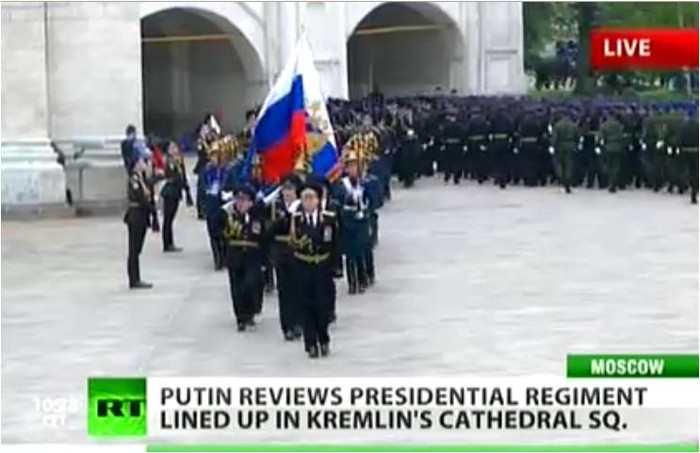 Sau lễ nghi trong nhà, tân Tổng thống Nga Putin và nhà lãnh đạo Medvedev - người sẽ giữ cương vị Thủ tướng Nga, kiêm Chủ tịch Đảng Nước Nga thống nhất cùng tiến hành lễ duyệt đội danh dự bên ngoài điện Kremli